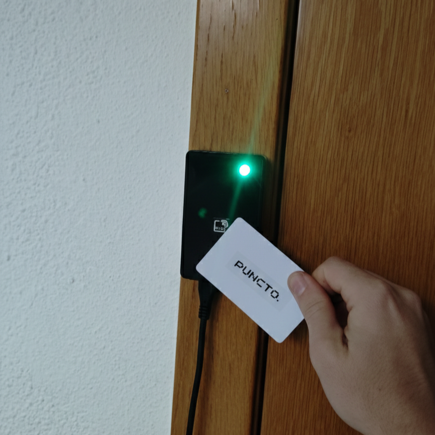 Empleado registrando su jornada con PUNCTO